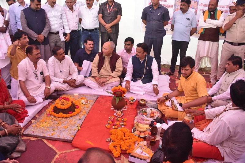 उप मुख्यमंत्री शुक्ल ने किया गोवर्धन पूजन उप मुख्यमंत्री शुक्ल ने किया गोवर्धन पूजन