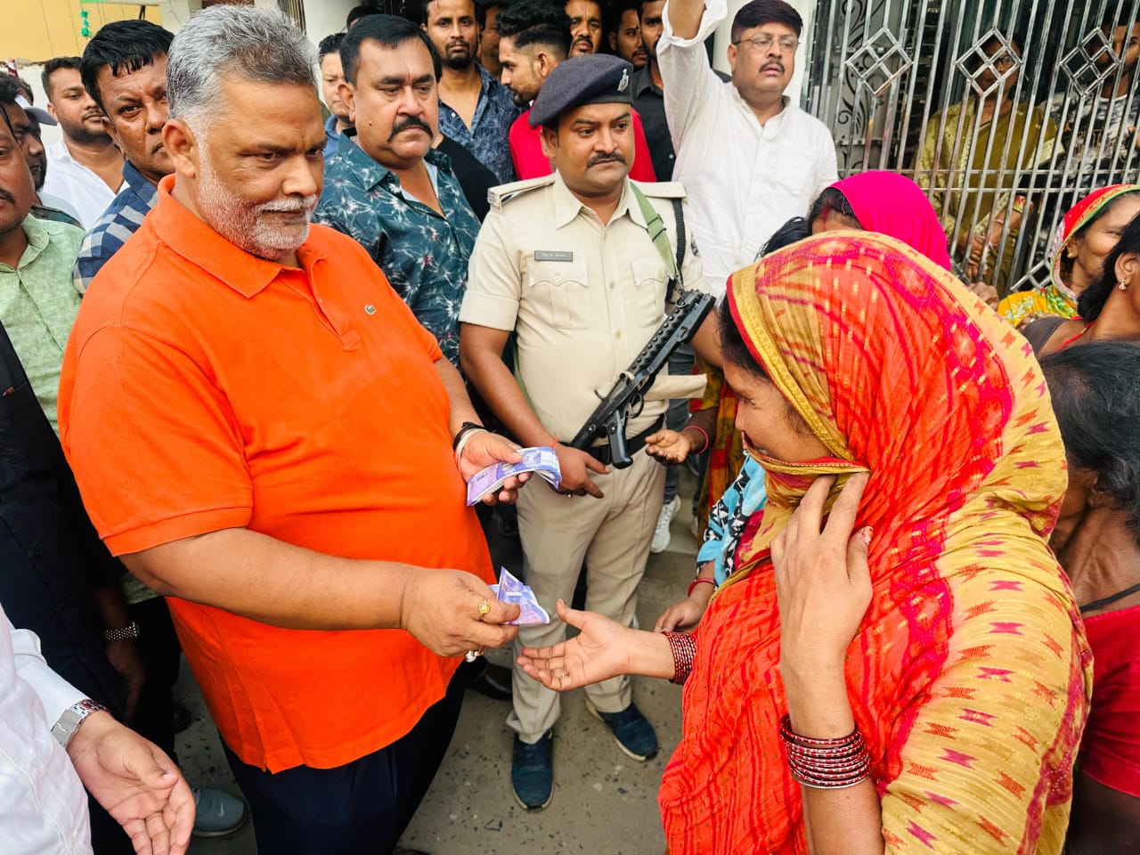 सादी वितरण करते सांसद