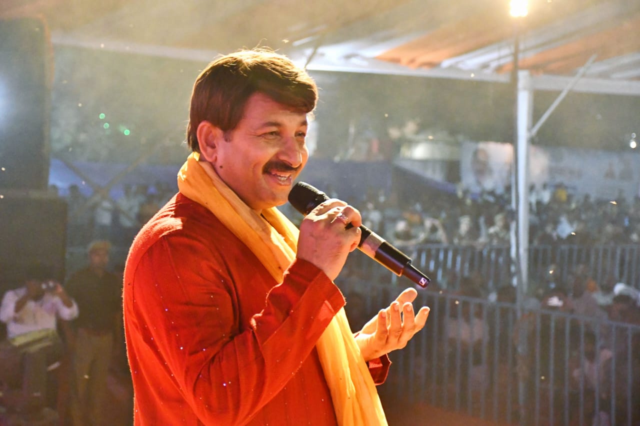 बलिया महोत्सव में प्रस्तुति देते मनोज तिवारी बलिया महोत्सव में प्रस्तुति देते मनोज तिवारी