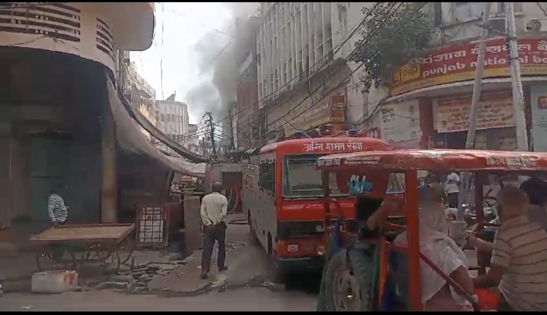 आग बुझाते दमकल कर्मी आग बुझाते दमकल कर्मी