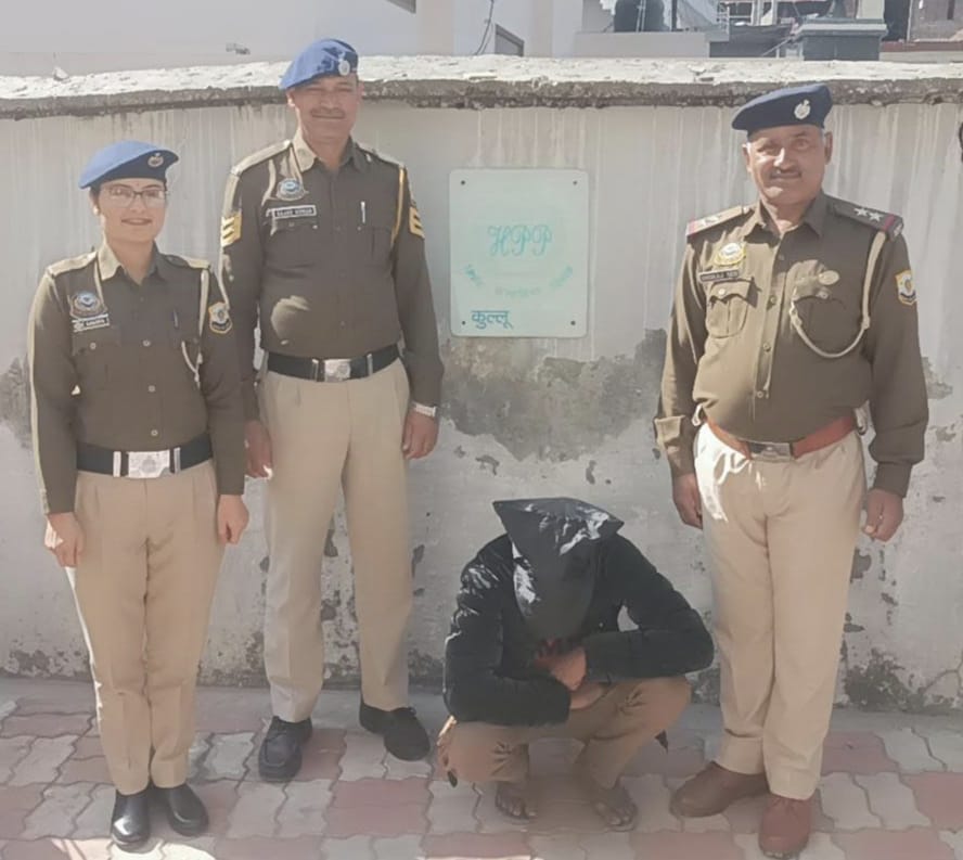 चरस के साथ गिरफ्तार चरस के साथ गिरफ्तार