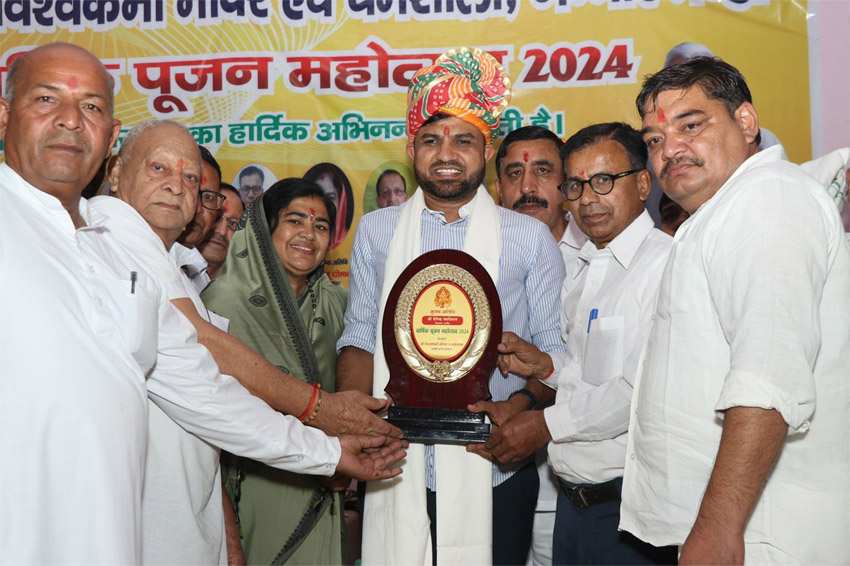 2 Snp-5 सोनीपत: गन्नौर के विधायक देवेंद्र कादियान ने विश्वकर्मा जयंती पर आयाेजन समिति सदसय स्मृति चिह्न देते हुए। 2 Snp-5 सोनीपत: गन्नौर के विधायक देवेंद्र कादियान ने विश्वकर्मा जयंती पर आयाेजन समिति सदसय स्मृति चिह्न देते हुए।
