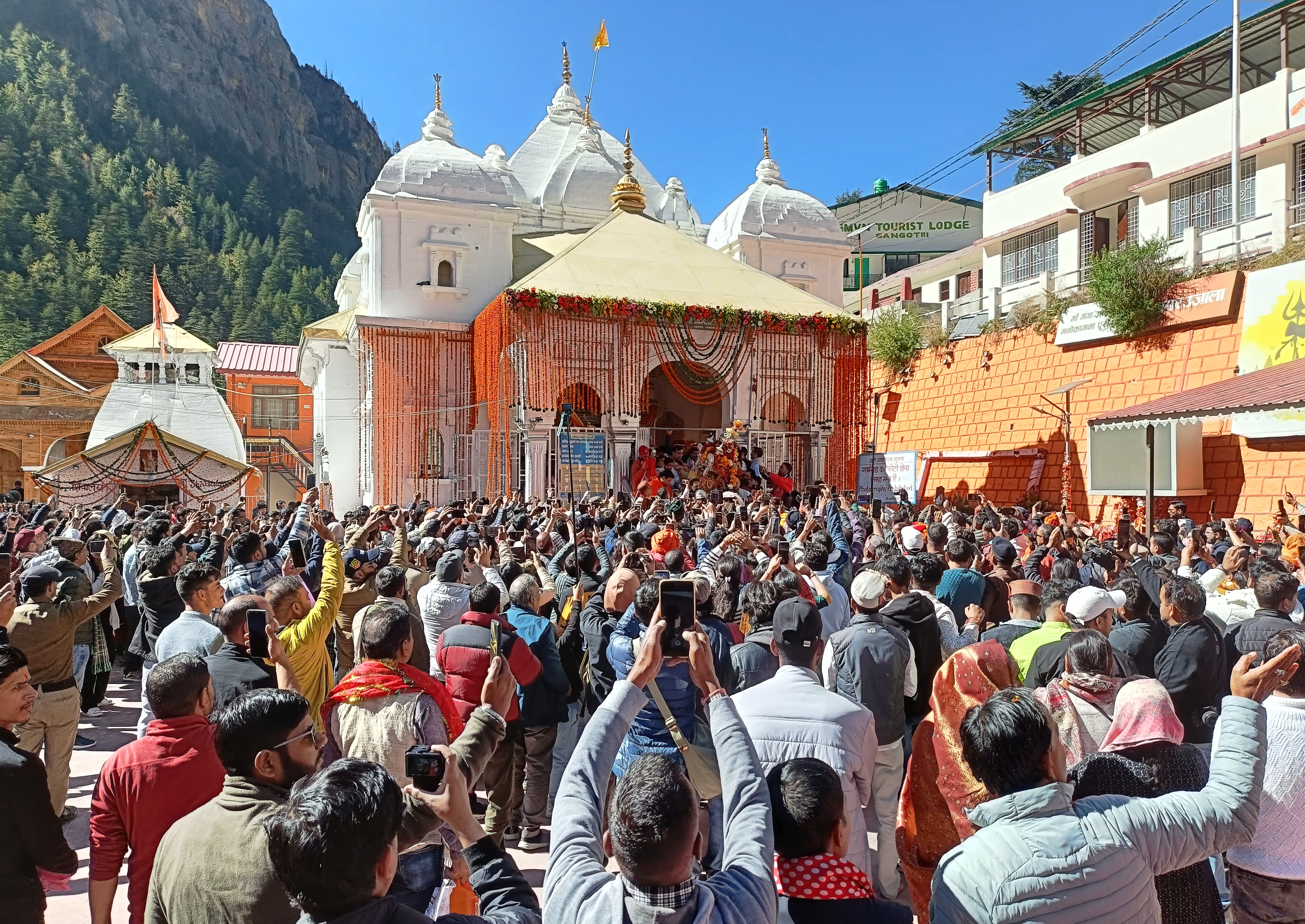 गंगोत्री धाम में जयकारा लगाते श्रद्धालु। गंगोत्री धाम में जयकारा लगाते श्रद्धालु।
