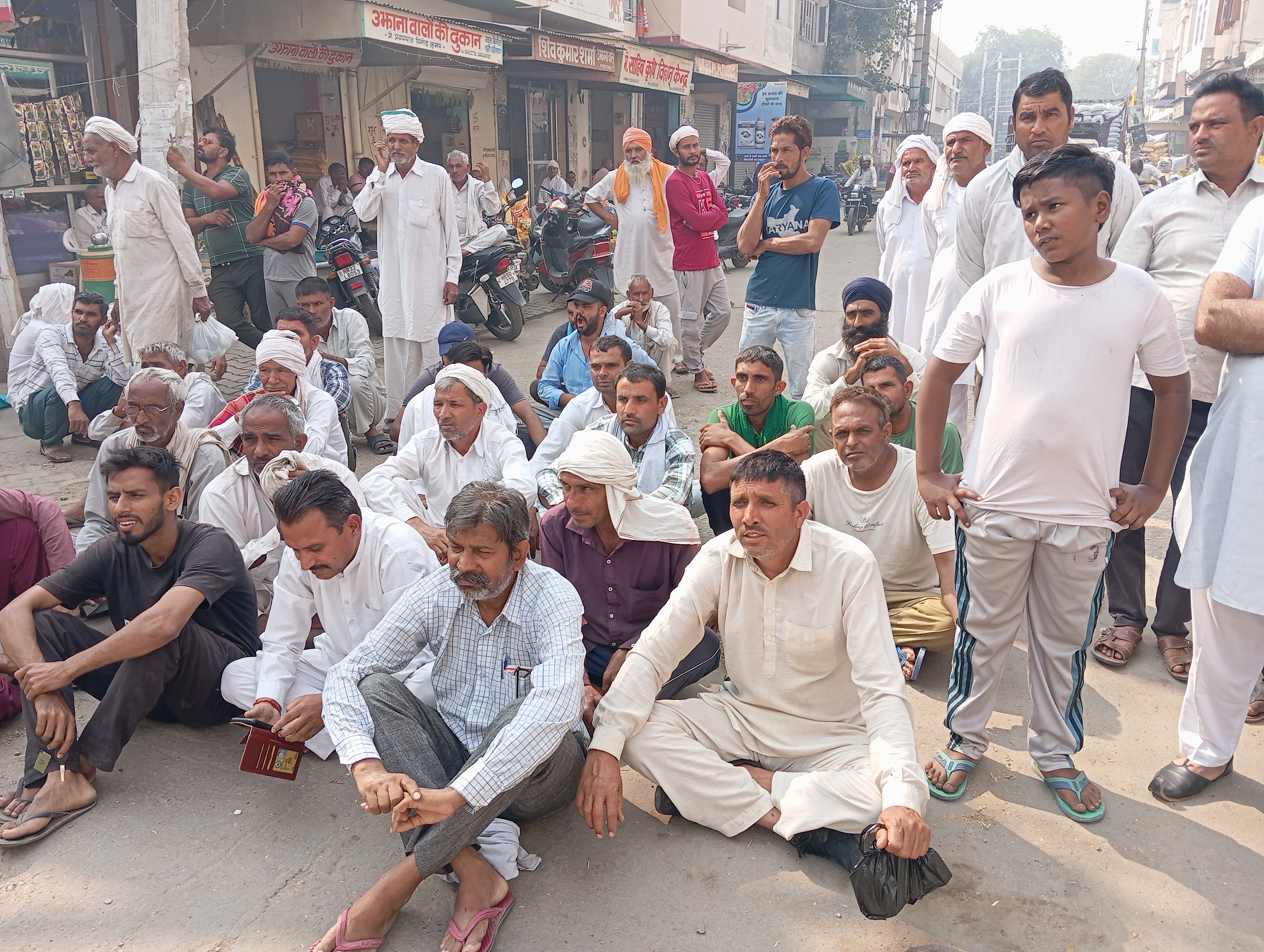 रोष जताते हुए किसान। रोष जताते हुए किसान।