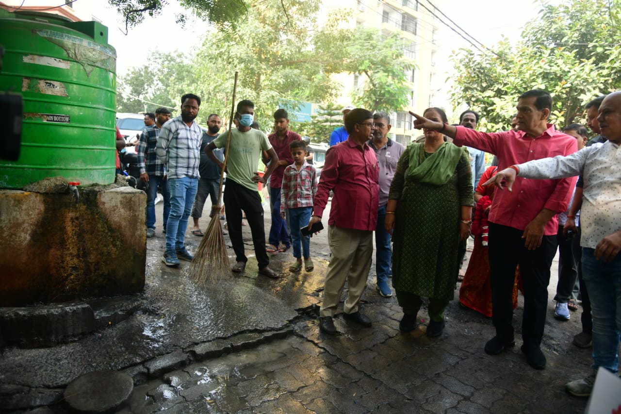 निरीक्षण करते नगर विकास मंत्री निरीक्षण करते नगर विकास मंत्री