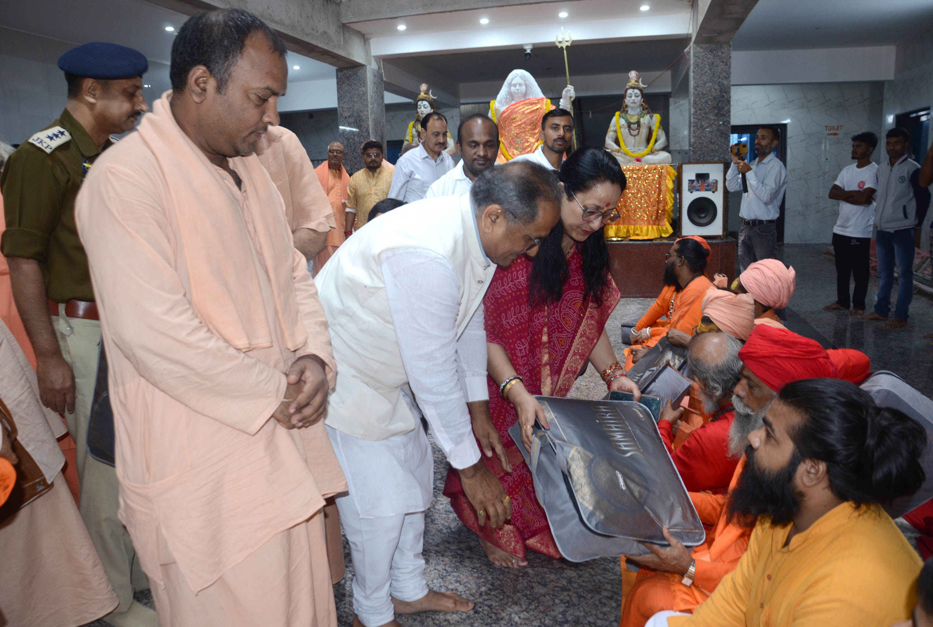 भारत सेवाश्रम संघ ने जरूरतमंदों को कंबल वितरित किए भारत सेवाश्रम संघ ने जरूरतमंदों को कंबल वितरित किए