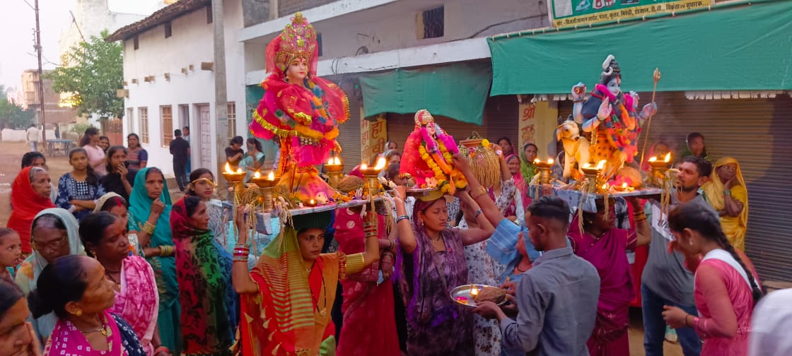 गोकुलपुर वार्ड में उत्साह से निकाली गई गौरा-गौरी की शोभायात्रा। गोकुलपुर वार्ड में उत्साह से निकाली गई गौरा-गौरी की शोभायात्रा।