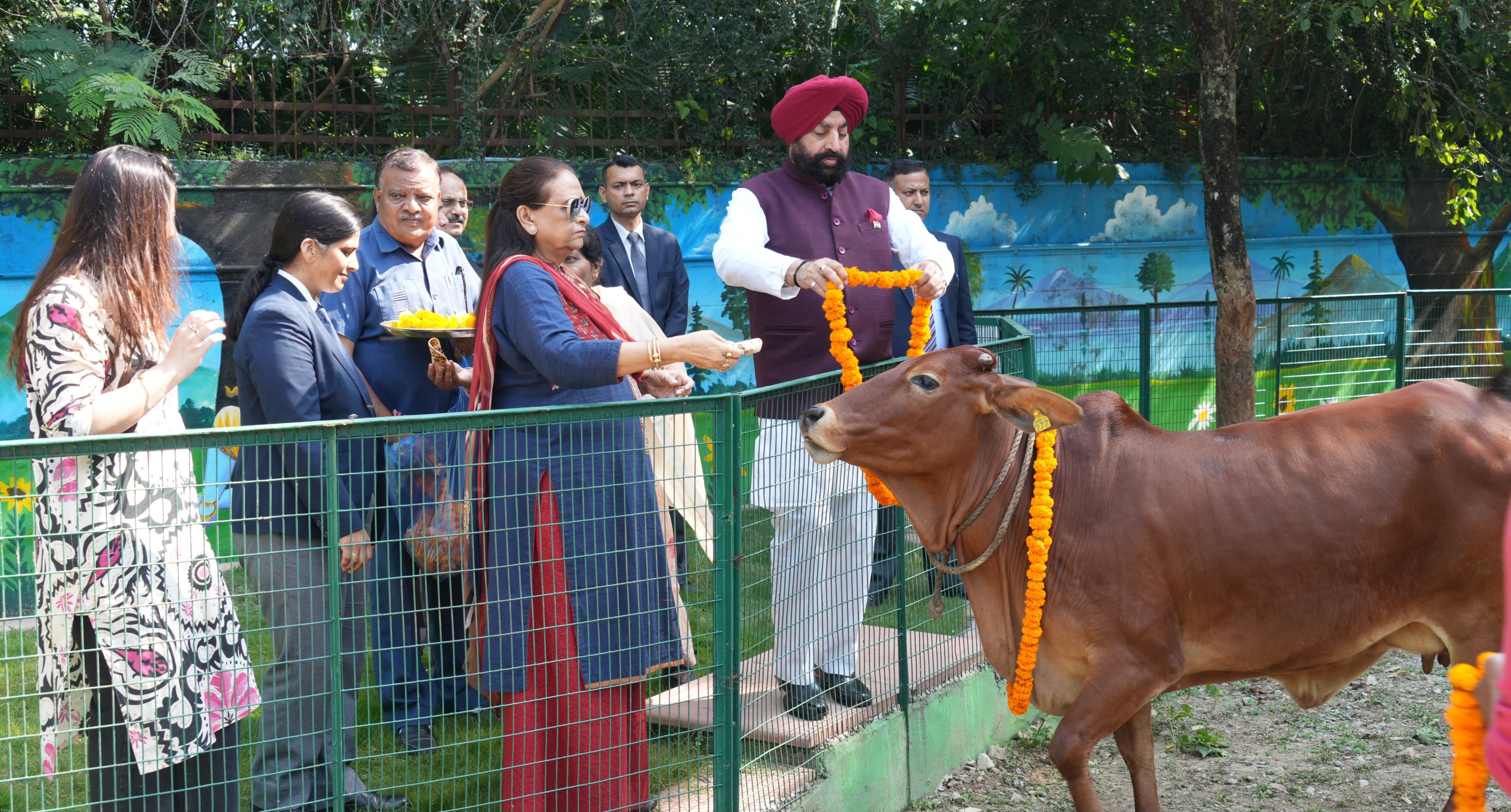 राज्यपाल राजभवन में गोशाला में गो सेवा करते । राज्यपाल राजभवन में गोशाला में गो सेवा करते ।