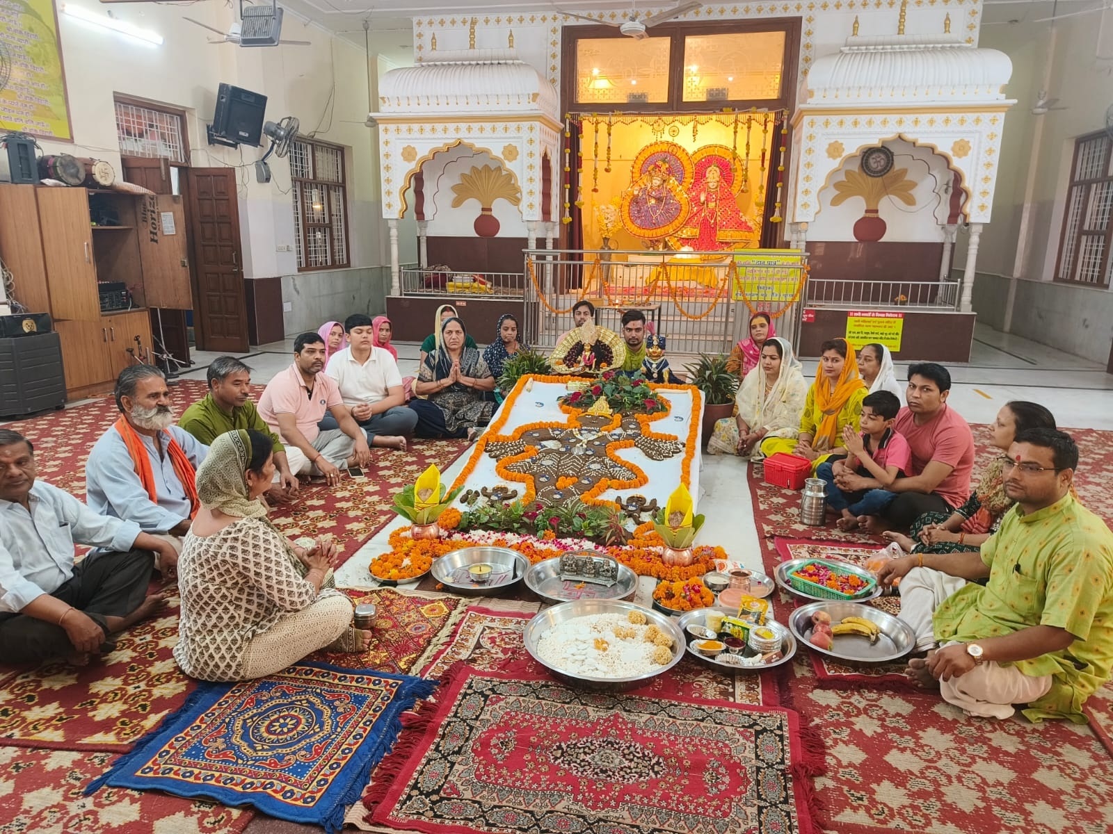 फोटो नंबर-01: गुरुग्राम के एक मंदिर में गौवर्धन पूजन करते श्रद्धालु। फोटो नंबर-01: गुरुग्राम के एक मंदिर में गौवर्धन पूजन करते श्रद्धालु।