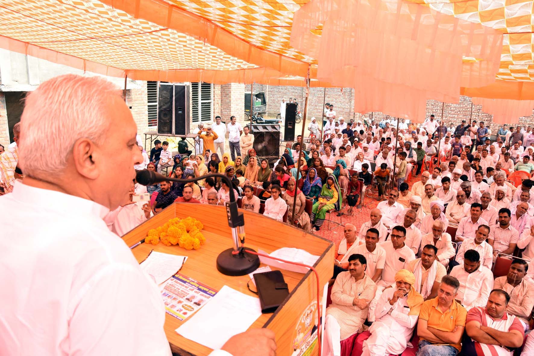कार्यक्रम को संबोधित करते लोक निर्माण एवं जनस्वास्थ्य अभियांत्रिकी मंत्री रणबीर गंगवा। कार्यक्रम को संबोधित करते लोक निर्माण एवं जनस्वास्थ्य अभियांत्रिकी मंत्री रणबीर गंगवा।