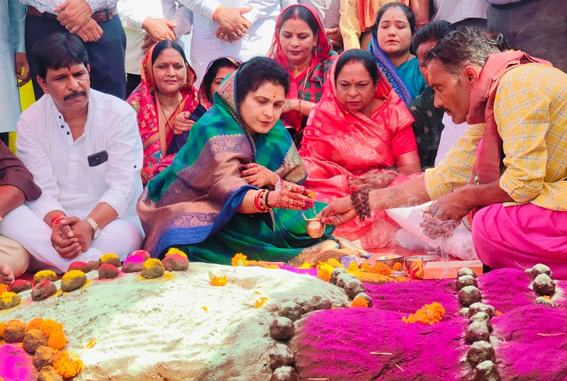 गोवर्धन कार्यक्रम में राज्यमंत्री कृष्णा गौर गोवर्धन कार्यक्रम में राज्यमंत्री कृष्णा गौर