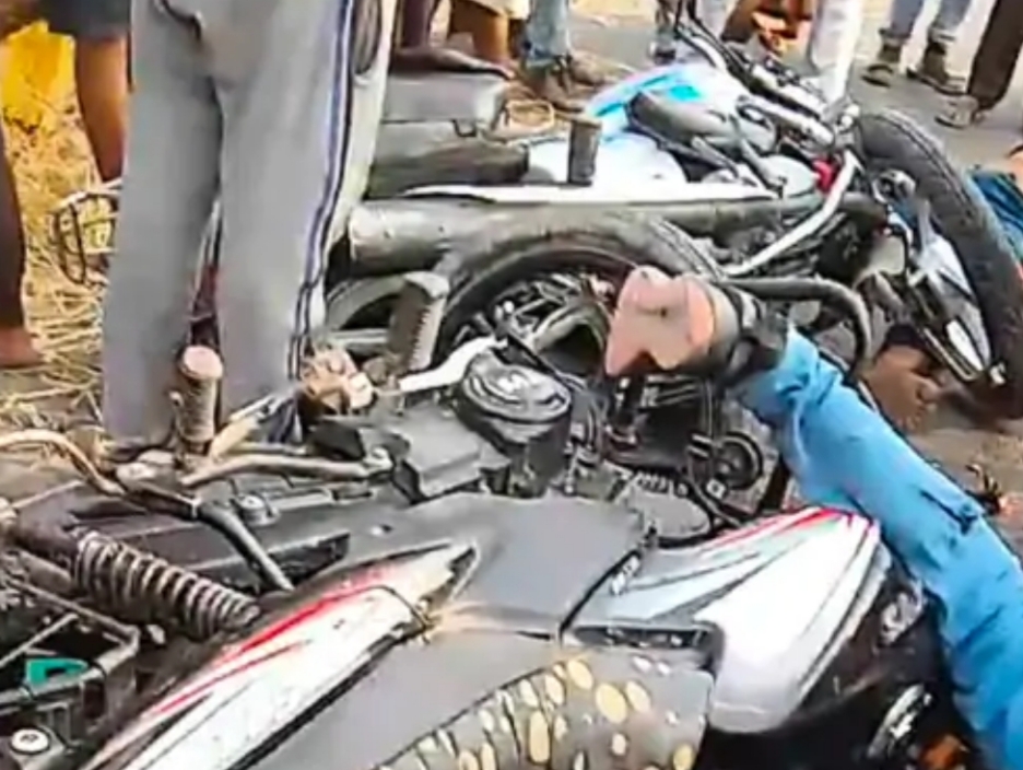 मौके पर पड़े क्षतिग्रस्त वाहन मौके पर पड़े क्षतिग्रस्त वाहन