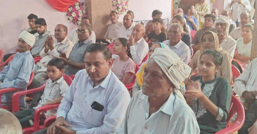 विश्वकर्मा दिवस पर आयोजित कार्यक्रम में उपस्थित समाज के सदस्य विश्वकर्मा दिवस पर आयोजित कार्यक्रम में उपस्थित समाज के सदस्य