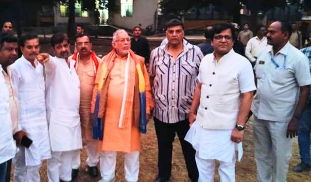 मुख्यमंत्री की जनसभा को लेकर मैदान का जायजा लेते मंत्री सुरेश खन्ना और नितिन अग्रवाल मुख्यमंत्री की जनसभा को लेकर मैदान का जायजा लेते मंत्री सुरेश खन्ना और नितिन अग्रवाल
