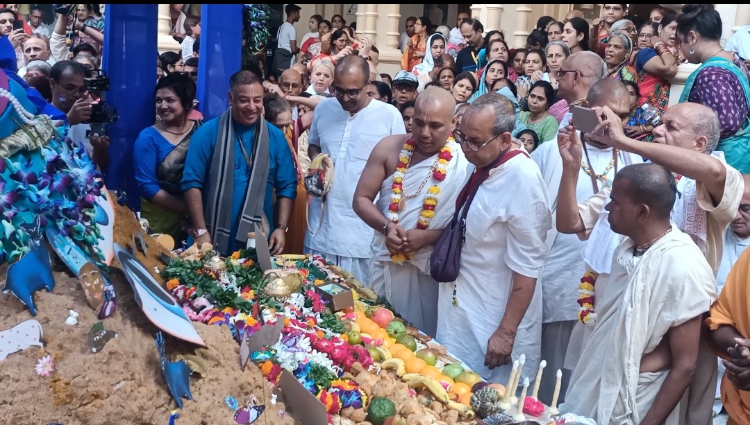इस्कॉन के जनसंपर्क अधिकारी रवि लोचन दास अन्य भक्तगण पूजा अर्चना के दाैरान इस्कॉन के जनसंपर्क अधिकारी रवि लोचन दास अन्य भक्तगण पूजा अर्चना के दाैरान