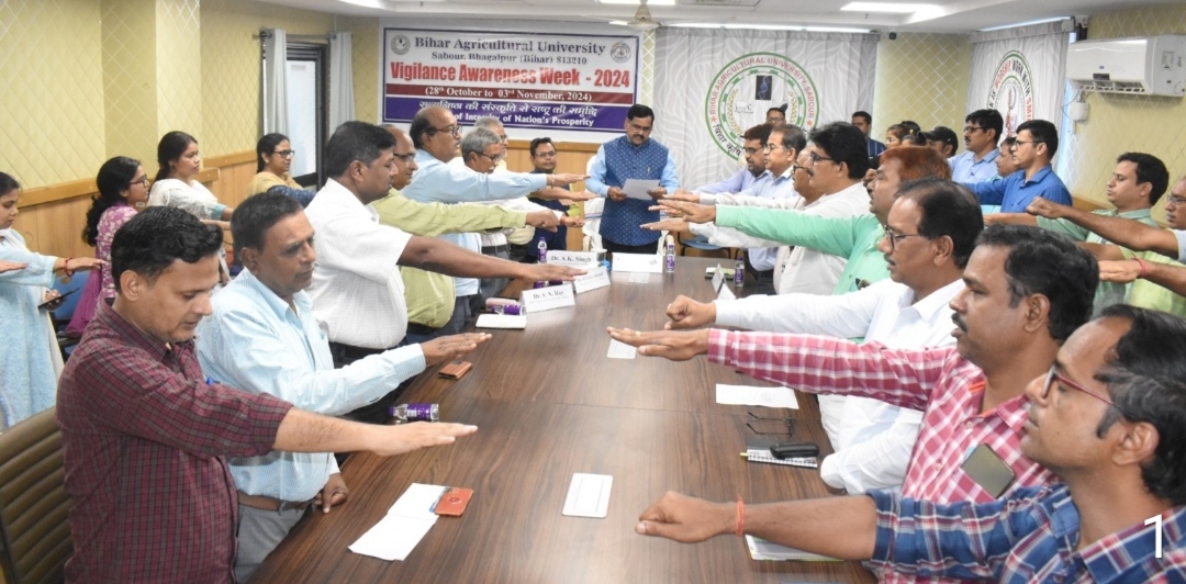 शपथ लेते लोग शपथ लेते लोग