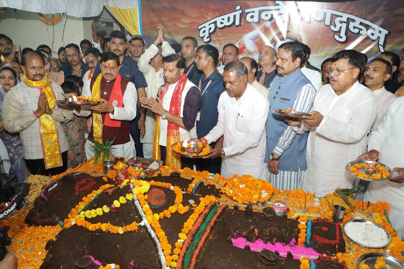 पूर्व मंत्री पवैया के निवास पर गोवर्धन पूजा में शामिल हुए मुख्यमंत्री