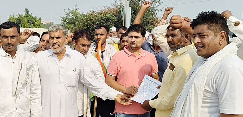 2 Snp-8 सोनीपत: अखिल भारतीय चालक महासंघ के पदाधिकारी बीडीपीओ मुरथल व ड्यूटी मजिस्ट्रेट अंकुर को ज्ञापन देते हुए। 2 Snp-8 सोनीपत: अखिल भारतीय चालक महासंघ के पदाधिकारी बीडीपीओ मुरथल व ड्यूटी मजिस्ट्रेट अंकुर को ज्ञापन देते हुए।