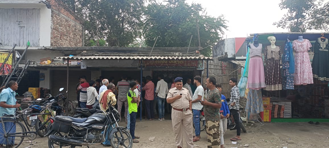 चोरी की घटना के बाद जांच करती पुलिस चोरी की घटना के बाद जांच करती पुलिस