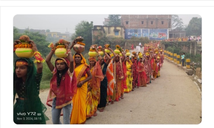 कलश यात्रा में शामिल श्रद्धालु