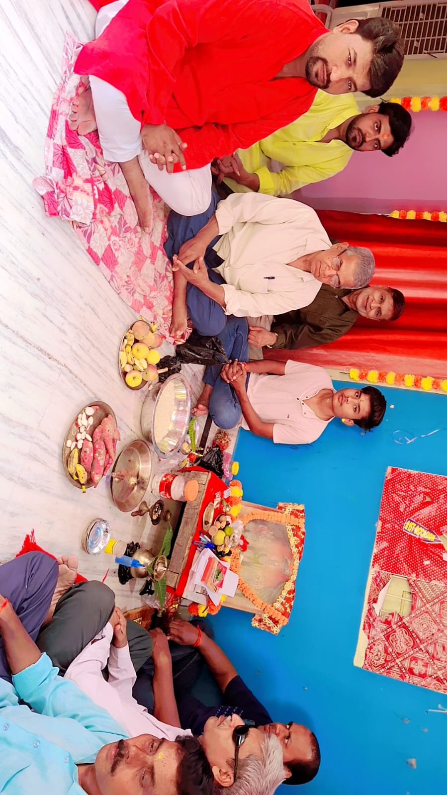पूजा करते लोग पूजा करते लोग
