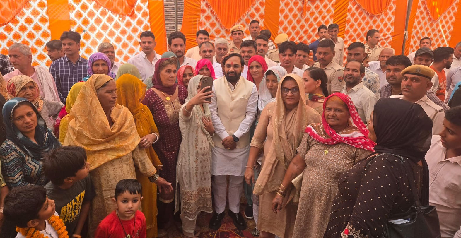 जन सम्पर्क अभियान के दौरान डूमरखा गांव पहुंचे भाजपा विधायक देवेंद्र चतरभुज अत्री। जन सम्पर्क अभियान के दौरान डूमरखा गांव पहुंचे भाजपा विधायक देवेंद्र चतरभुज अत्री।