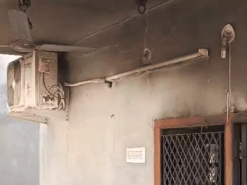खिड़कियों से निकलता धुआं खिड़कियों से निकलता धुआं