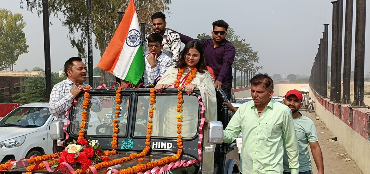 खुली जीप में सवार जज बनी समीक्षा ग्रोवर । खुली जीप में सवार जज बनी समीक्षा ग्रोवर ।
