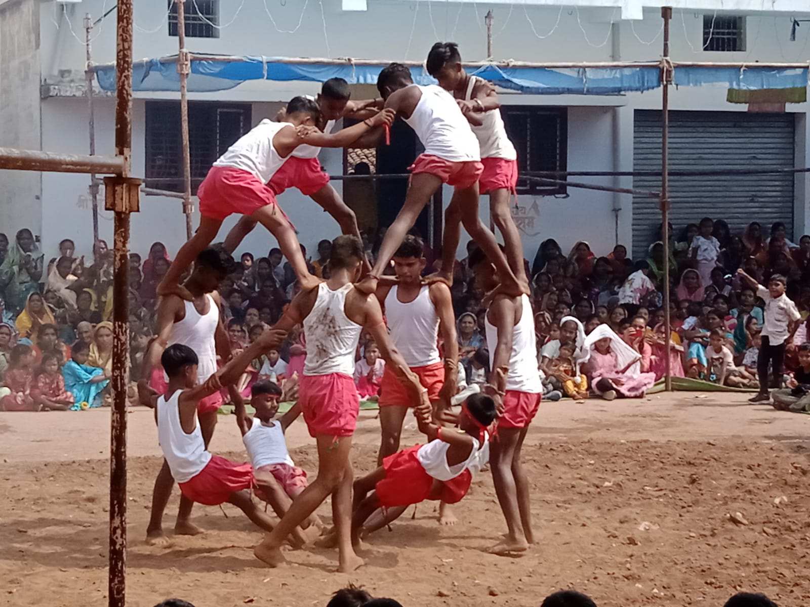 ग्राम पंचायत भटगांव में करतब दिखाते हुए अखाड़ची। ग्राम पंचायत भटगांव में करतब दिखाते हुए अखाड़ची।