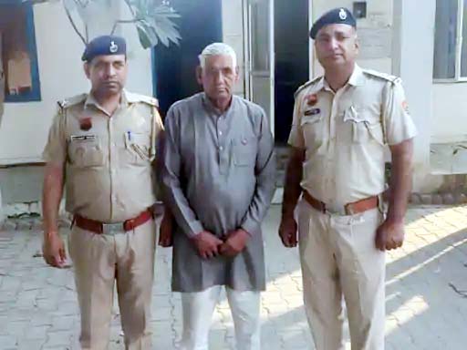 पुलिस ने एक आरोपी को पकड़ा। पुलिस ने एक आरोपी को पकड़ा।