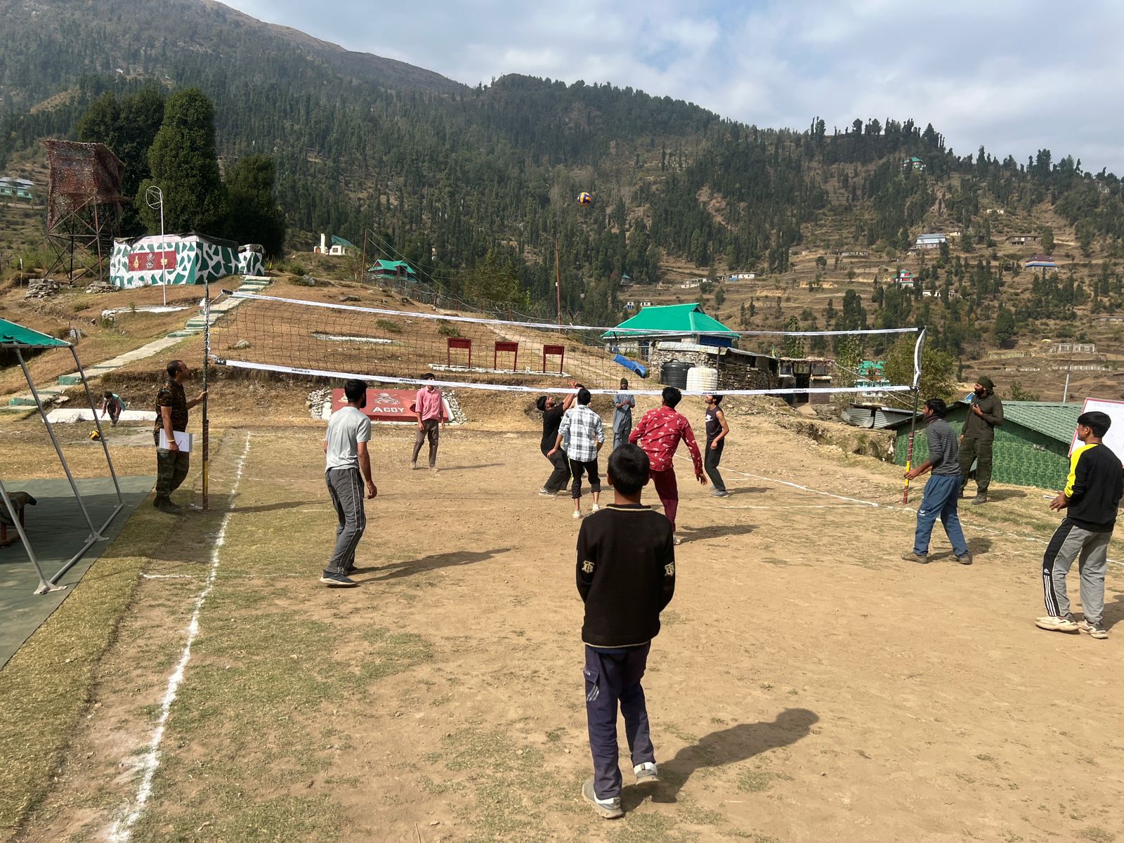 युवाओं ने वॉलीबॉल टूर्नामेंट में दिखाया खेल कौशल युवाओं ने वॉलीबॉल टूर्नामेंट में दिखाया खेल कौशल