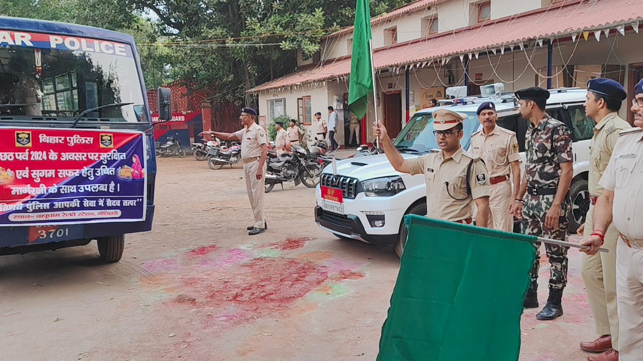 हरी झंडी दिखाकर पुलिस बस सेवा को रवाना करते एसपी हरी झंडी दिखाकर पुलिस बस सेवा को रवाना करते एसपी