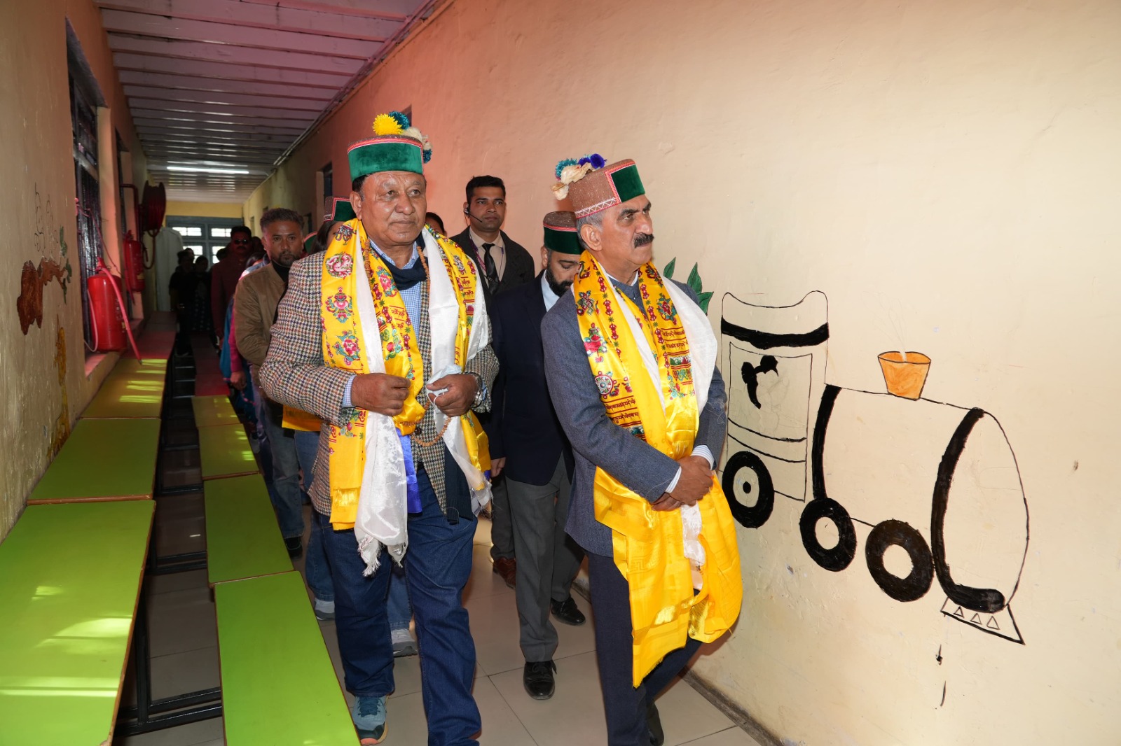मुख्यमंत्री कल्पा बालिका आश्रम का दौरा करते हुए मुख्यमंत्री कल्पा बालिका आश्रम का दौरा करते हुए
