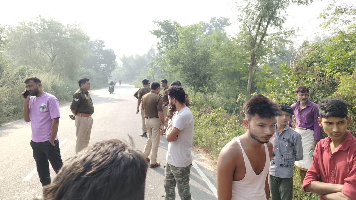 घटनास्थल पर जांच करती हुई पुलिस घटनास्थल पर जांच करती हुई पुलिस