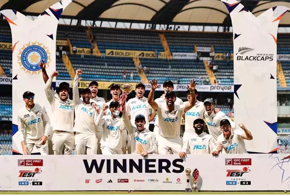 टेस्ट सीरीज जीतने के बाद न्यूजीलैंड की टीम टेस्ट सीरीज जीतने के बाद न्यूजीलैंड की टीम