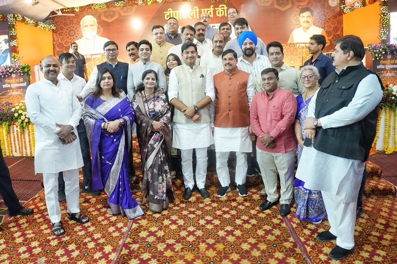 मुख्यमंत्री डॉ. मोहन यादव ने मीडिया के साथियों के साथ दीपोत्सव मनाया मुख्यमंत्री डॉ. मोहन यादव ने मीडिया के साथियों के साथ दीपोत्सव मनाया