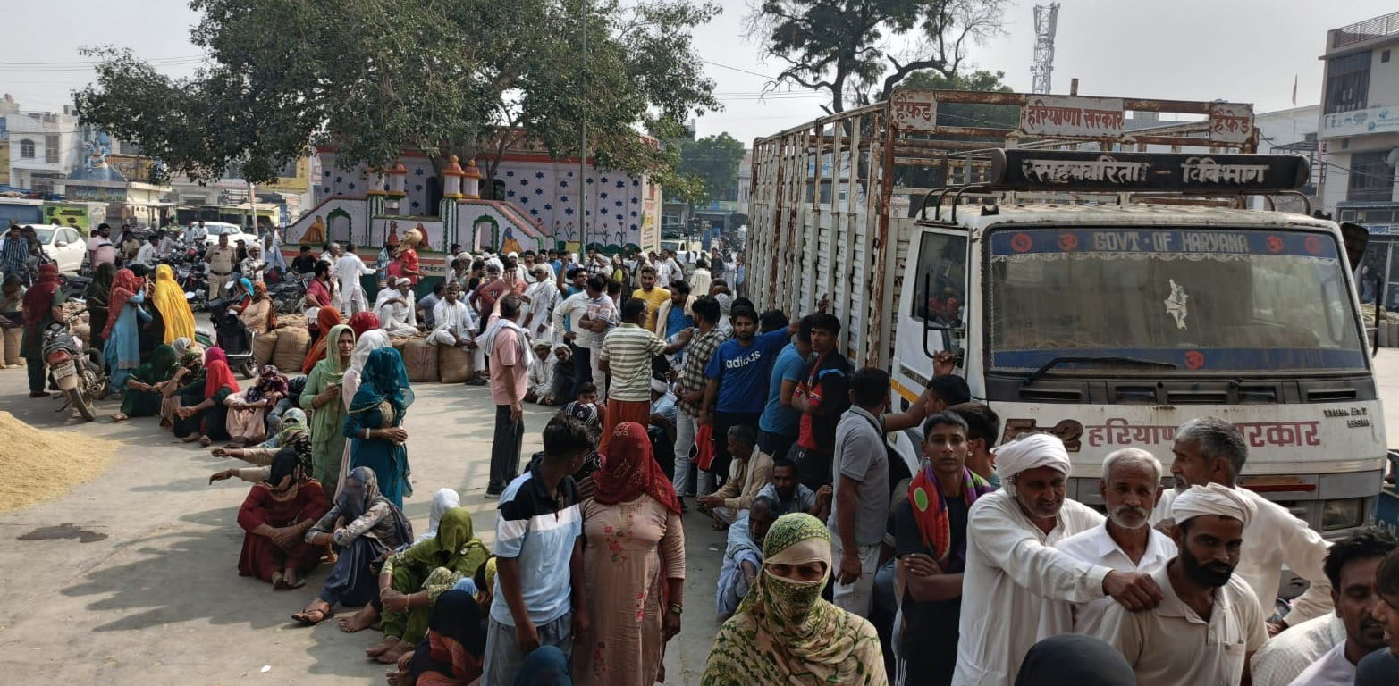 डीएपी खाद के लिए लगी पुरानी मंडी में लाइन । डीएपी खाद के लिए लगी पुरानी मंडी में लाइन ।
