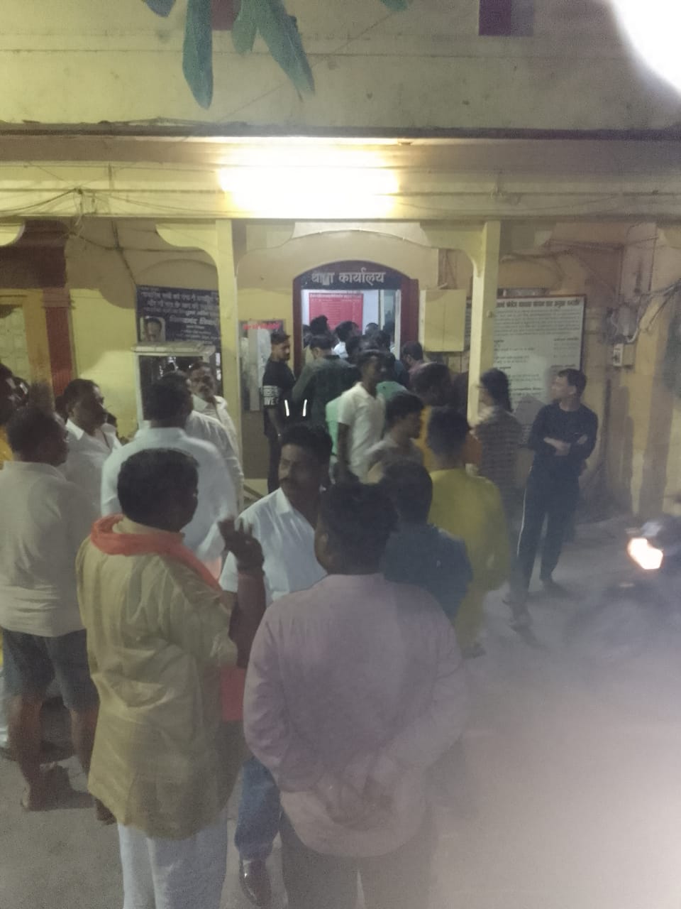 थाने पर जुटे पार्षद के समर्थक थाने पर जुटे पार्षद के समर्थक