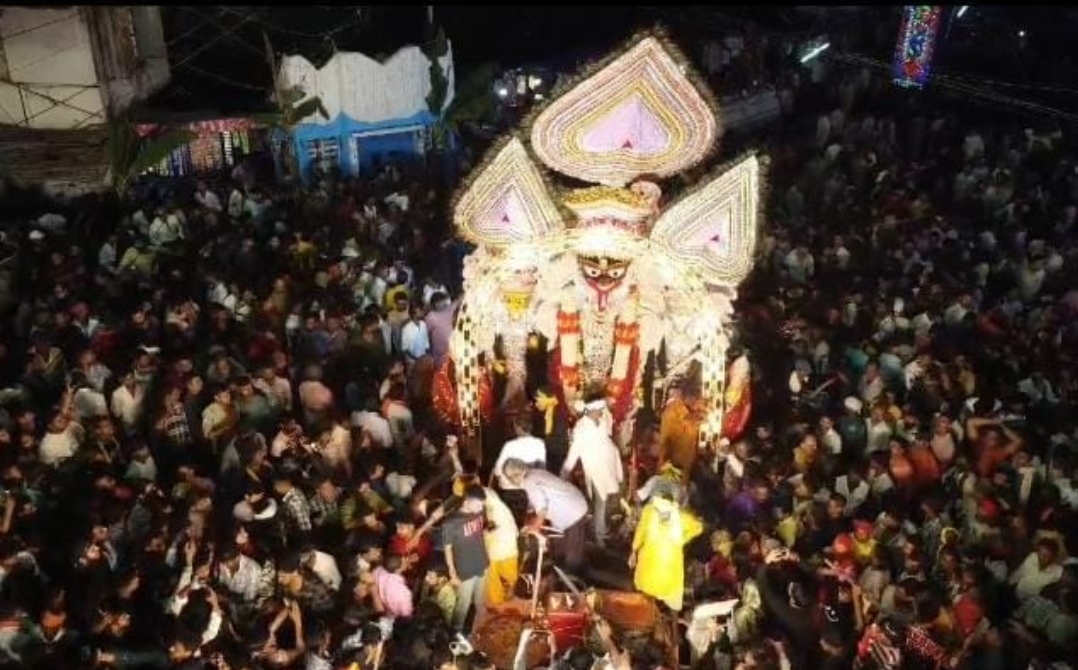 शोभायात्रा में शामिल श्रद्धालु शोभायात्रा में शामिल श्रद्धालु
