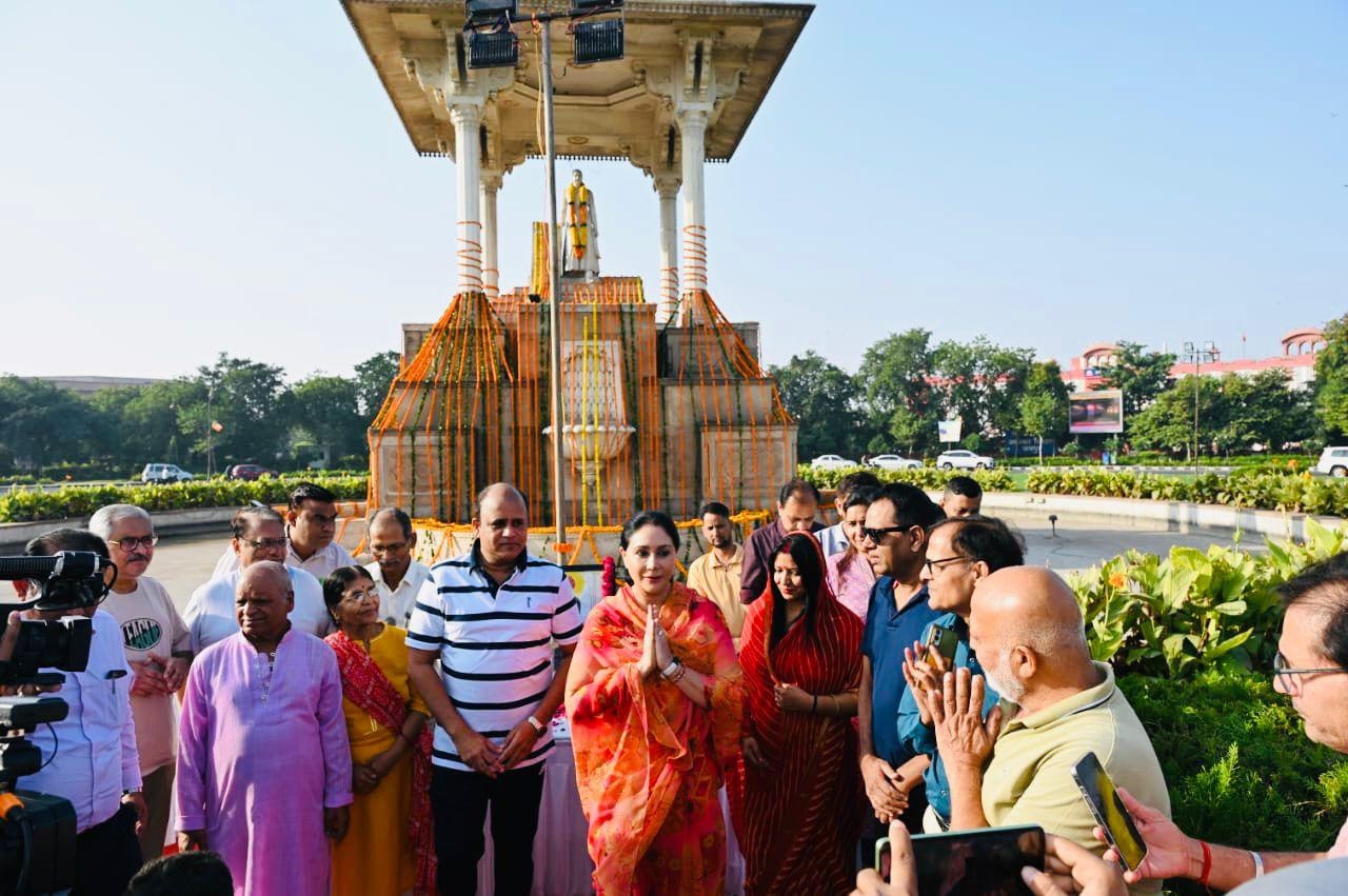 स्टेच्यू सर्किल पहुँच कर दीप प्रज्ज्वलित किया और उन्हें श्रद्धांजलि दी। स्टेच्यू सर्किल पहुँच कर दीप प्रज्ज्वलित किया और उन्हें श्रद्धांजलि दी।