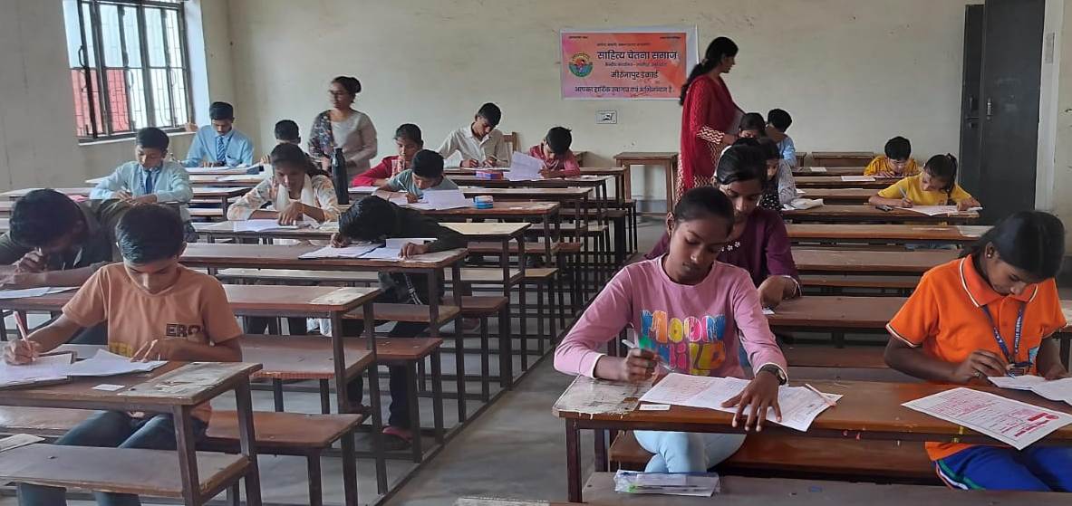 भरुहना स्थित विंध्यवासिनी महाविद्यालय में परीक्षा देते छात्र-छात्राए भरुहना स्थित विंध्यवासिनी महाविद्यालय में परीक्षा देते छात्र-छात्राए