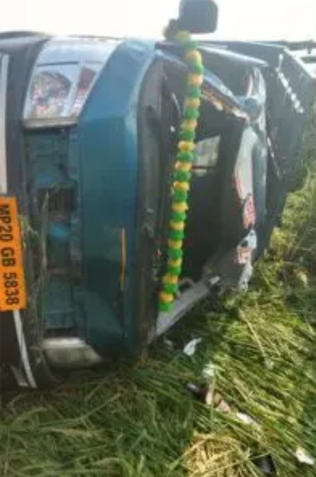 जबलपुर में रोड हादसाः सवारी से भरा लोडिंग ऑटो पलटा, एक मौत, 5 घायल जबलपुर में रोड हादसाः सवारी से भरा लोडिंग ऑटो पलटा, एक मौत, 5 घायल