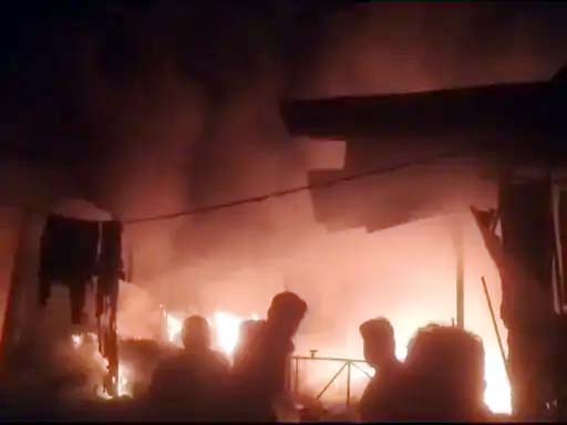 कबाड़ के गोदाम में लगी आग बुझाने में लगे लोग। कबाड़ के गोदाम में लगी आग बुझाने में लगे लोग।