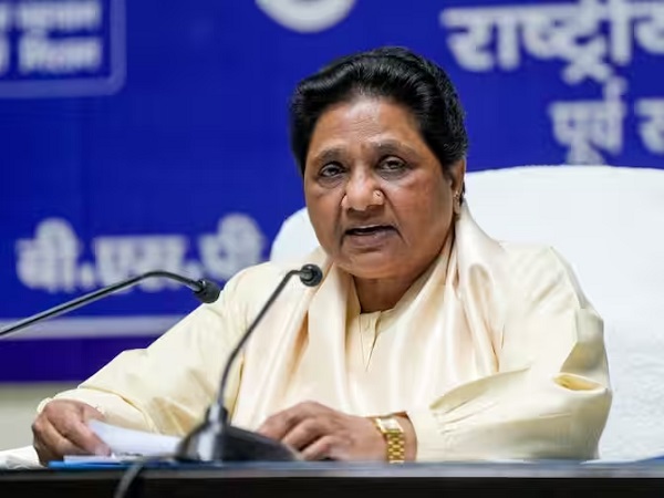मायावती जी प्रेसवार्ता करते हुए। मायावती जी प्रेसवार्ता करते हुए।