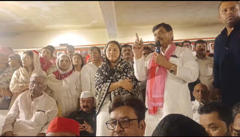 कार्यकर्ताओं को संबोधित करते शिवपाल यादव कार्यकर्ताओं को संबोधित करते शिवपाल यादव