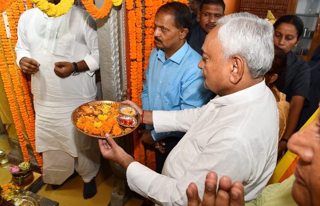 मुख्यमंत्री चित्रगुप्त मंदिर में पूजा करते मुख्यमंत्री चित्रगुप्त मंदिर में पूजा करते