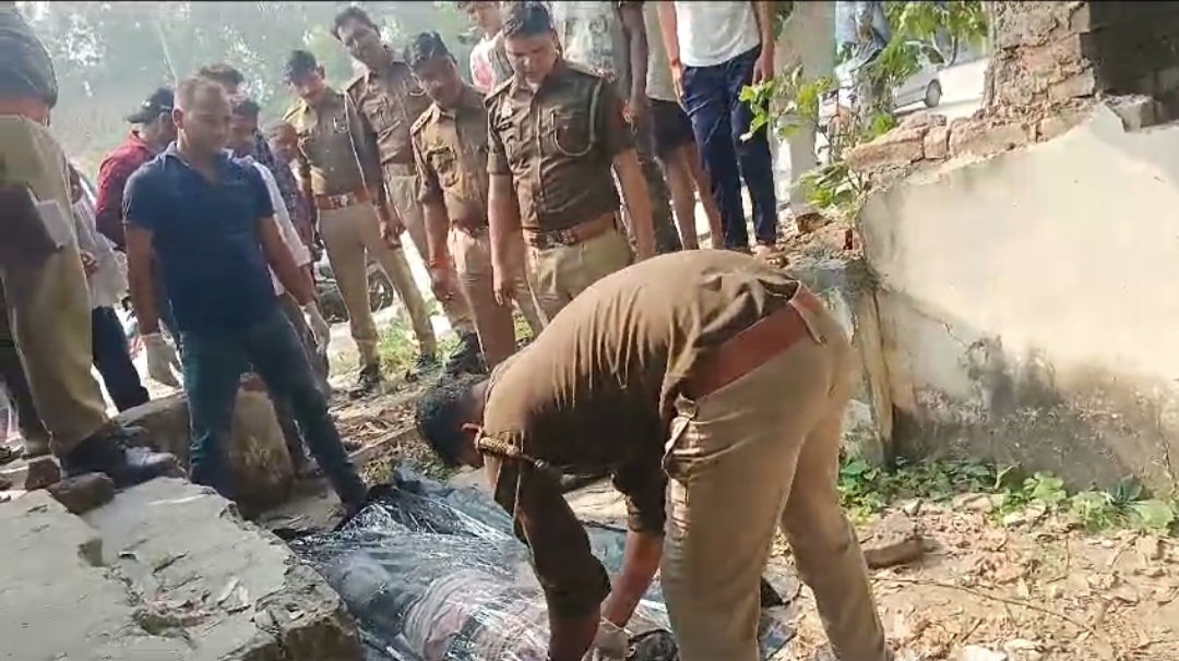 लाश को पैक करती पुलिस लाश को पैक करती पुलिस