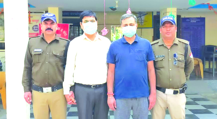 पुलिस गिरफ्त में आरोपित पुलिस गिरफ्त में आरोपित