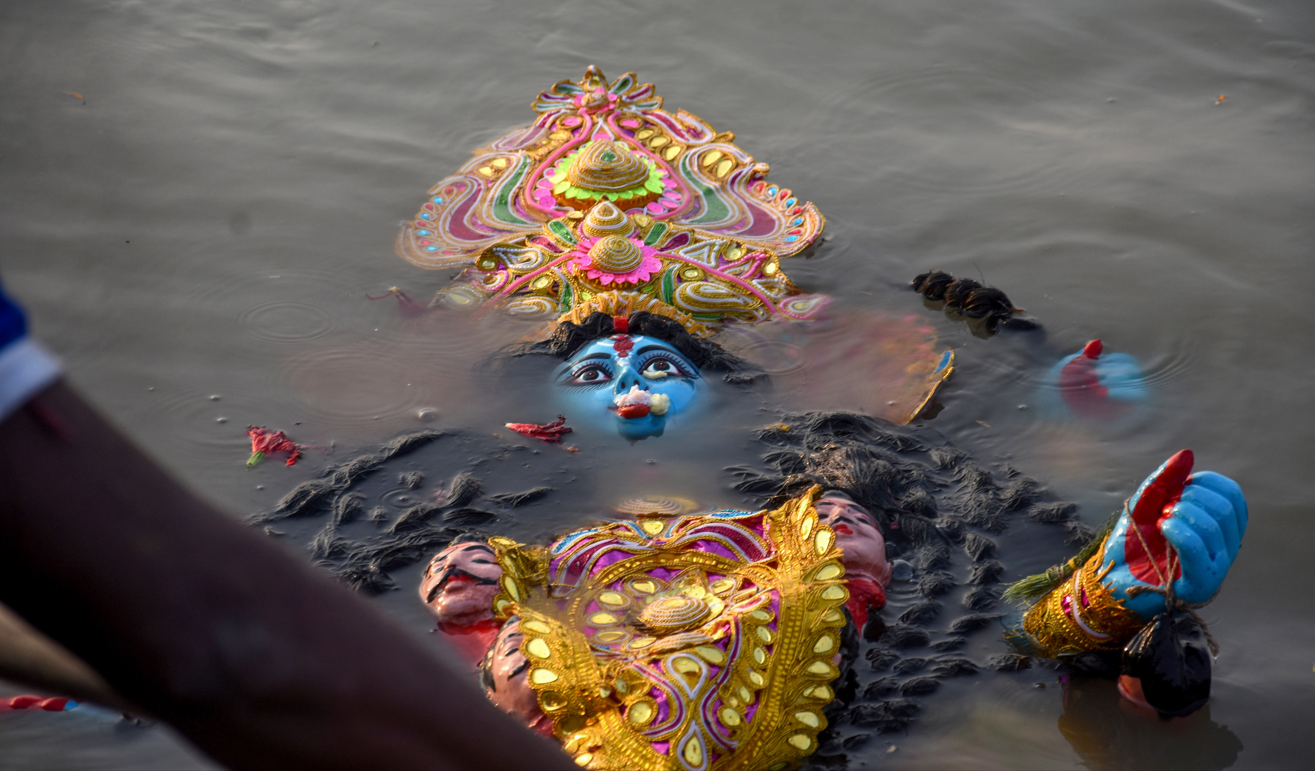 रविवार को भी हुआ कई प्रतिमाओं का विसर्जन रविवार को भी हुआ कई प्रतिमाओं का विसर्जन