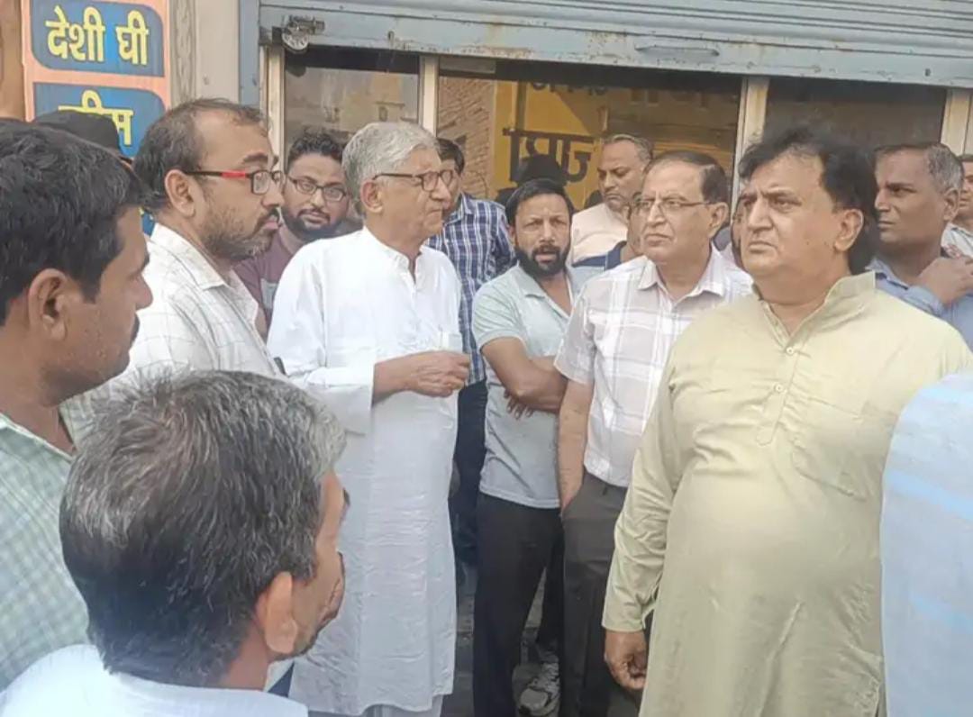 फोटो कैप्शन 3आरटीके4 : महम में व्यापारियों से घटना की जानकारी लेते राज्यसभा सांसद रामचन्द्र जांगडा -- फोटो कैप्शन 3आरटीके4 : महम में व्यापारियों से घटना की जानकारी लेते राज्यसभा सांसद रामचन्द्र जांगडा --